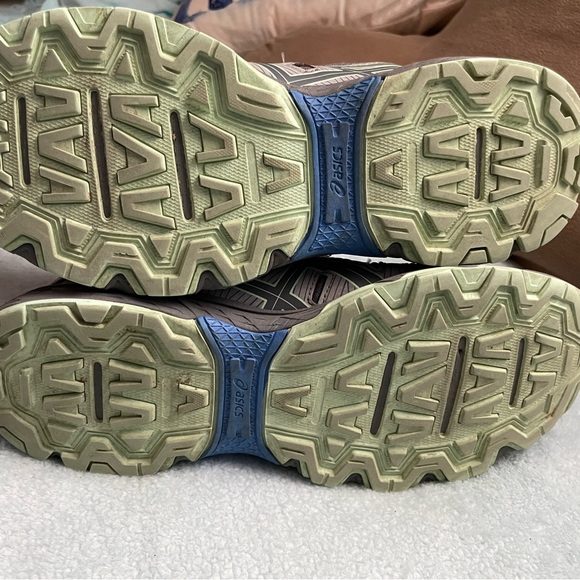 Asics running/ trail shoes size 10 - Picture 2 of 4